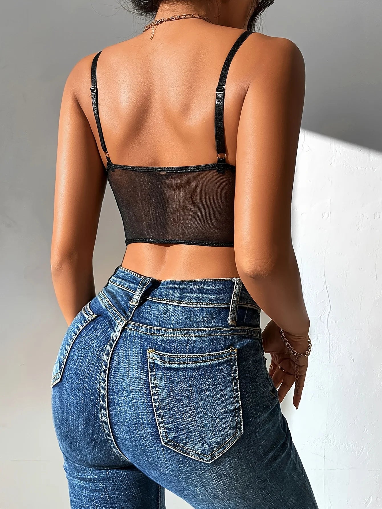 Women's classic black lace cropped camisole top, sexy and stylish bra camisole, adjustable straps, can be worn alone or as an in